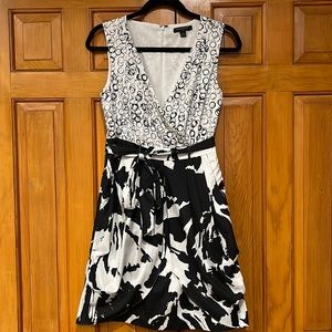 EUC Banana Republic Black and White Print Wrap Dress sz 4